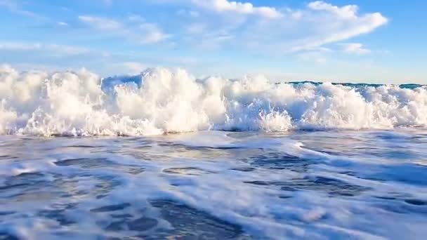 Enorme ola espumosa de mar puro que envuelve la costa, concepto de emociones agradables — Vídeo de stock