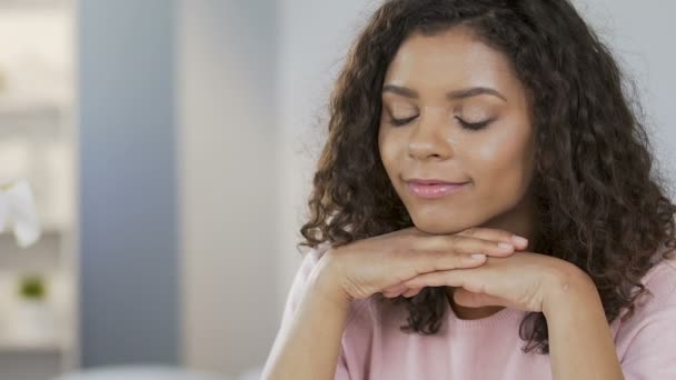 Romântico mestiço feminino sonhando com data, lembrando sua amada — Vídeo de Stock