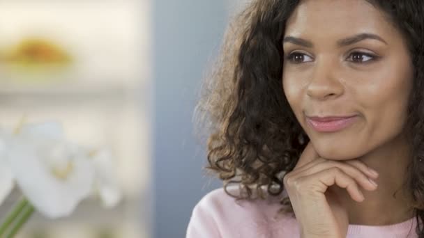 Vackra blandad ras kvinnliga tänkande om semester, lycka, positiva känslor — Stockvideo