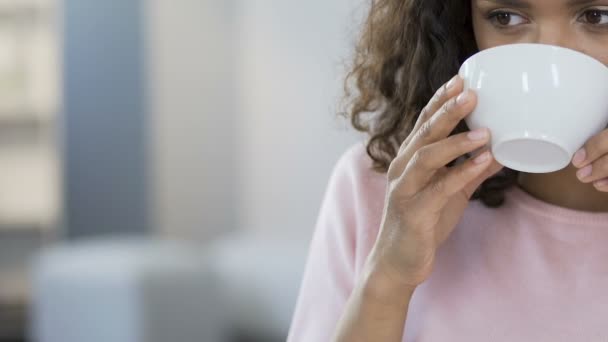 Gemengd ras vrouwelijk drinken van groene thee en weigering van suiker, dieet en gezondheid — Stockvideo