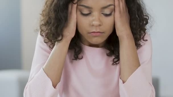 Frustrada menina mista sentada à mesa e pensando em exames, estresse — Vídeo de Stock