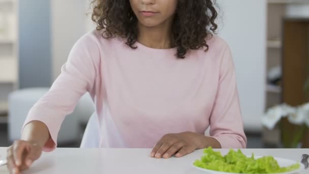 Vrij biracial vrouw kiezen salade in plaats van taart, gezonde voeding, dieet — Stockvideo