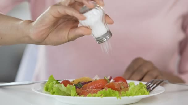 サラダ、栄養補助食品、不健康な栄養塩の女性の手のクローズ アップ — ストック動画