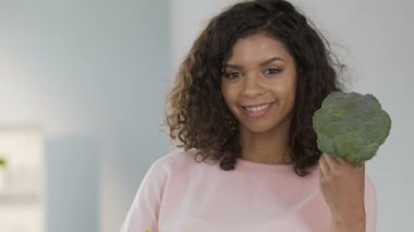 Taze brokoli gösteren kamera, eko Dükkanı, diyet güzel biracial kız