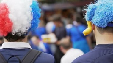 Milli Futbol Takımı desteklemek için toplama maskotları ile komik şapkalar destekçileri