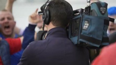 Marseille, Fransa - 15 Haziran 2016: Uefa Euro 2016. Yayın kameraman fanlar futbol takımı, ses desteklemek için ilahi heyecanlı