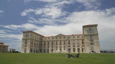 Kamu araştırma Aix-Marseille Üniversitesi rahat avluda rahatlatıcı öğrenciler