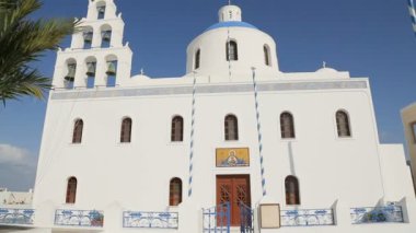 Kubbe ve mavi gökyüzü, sıra karşı ayakta çan ile beyaz Hıristiyan Kilisesi