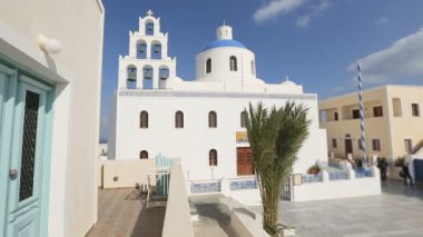 Santorini, Yunanistan, din mavi berrak gökyüzü karşı beyaz Ortodoks Kilisesi