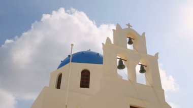 Beyaz Kilise çan kulesi, Ortodoks Hıristiyanlık Yunanistan ile mavi gökyüzü karşı