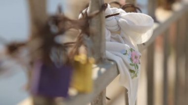 Yanında mendili demir çit dikenli tel ile asılı asma kilitler, bağlı