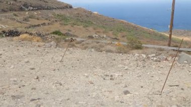 Sahil yolu ile otomobil hill eşekler ile çalışan, kutup, kontrast bağladı