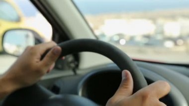 Bir araba, elinde direksiyon ön cam karşı erkek yakın çekim