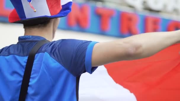 Fanático de la selección de fútbol francés coreando en voz alta para apoyar el espíritu competitivo — Vídeos de Stock