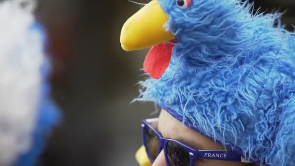 마르세유, 프랑스-6 월 15 일, 2016: Uefa 유로 2016 일치 하는 그들의 국가 대표 팀을 지원 하기 위해 대기 재미 있는 헤드 기어에 축구 팬 들 — 비디오