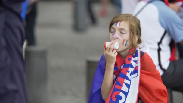 MARSEILLE, FRANÇA - JUNHO 15, 2016: UEFA EURO 2016. Menina soprando em sintonia para apoiar a seleção nacional de futebol da França, som — Vídeo de Stock