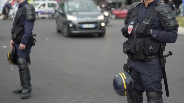 Policjantów kordonem ulice i blokuje ruch, zagrożenie atakami terrorystycznymi — Wideo stockowe