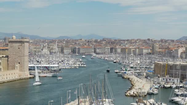 Grande quantità di navi e yacht ormeggiati in Vieux-Port a Marsiglia, Francia — Video Stock