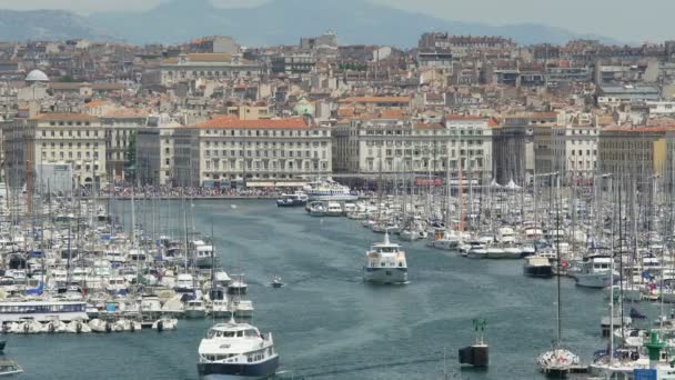 Luxe jachten gaan openen Middellandse Zee vanaf de oude haven van Marseille, Frankrijk — Stockvideo