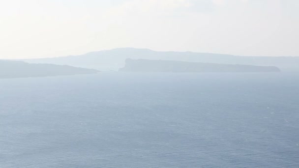 Paisaje marino nebuloso cambiando a casas residenciales construidas en acantilados, resort en Grecia — Vídeos de Stock