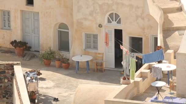 Courtyard of residential household on summer sunny day, towels hanging on ropes — Stock Video