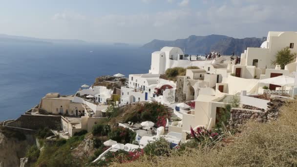 Quartier plein de maisons blanches sur la colline avec la mer derrière, vue île de Santorin 