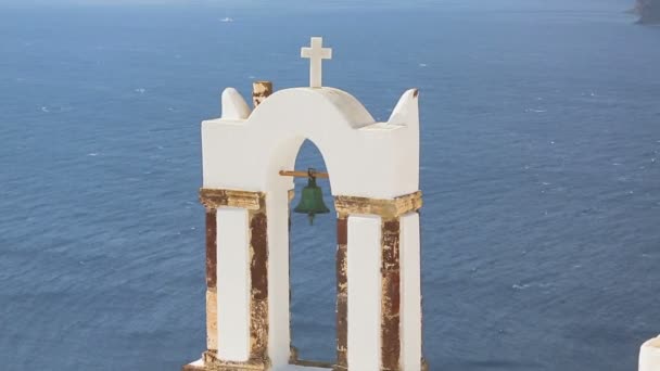 Starý zvon visí v oblouku rezavé stojan, pohled proti modré moře, náboženství Řecko — Stock video