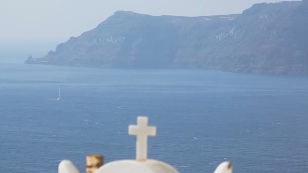 Mountain ön stiger upp från vattnet över havet, vit båge med gamla rostiga bell — Stockvideo