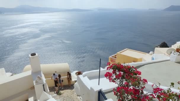 Mer ensoleillée vue du sommet de la montagne avec des maisons côtières lumineuses et des terrasses 