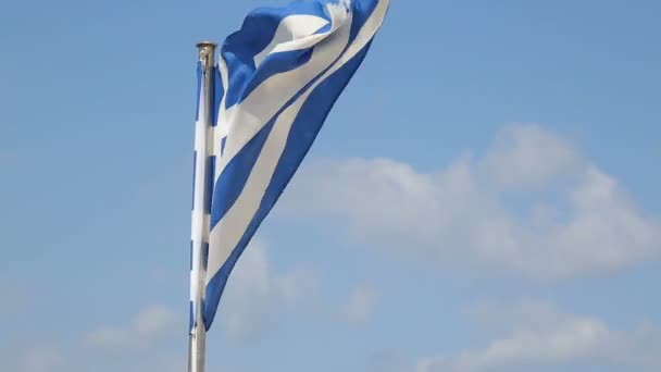 Σημαία της Ελλάδας που λικνίζονται σε ισχυρό άνεμο εναντίον άσπρα σύννεφα στον καταγάλανο ουρανό, καλοκαίρι — Αρχείο Βίντεο