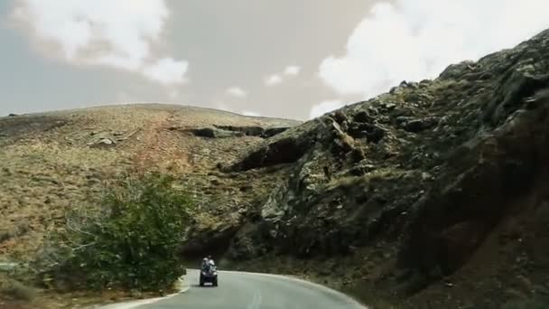 Veicolo che corre lungo l'autostrada sinuosa ad alta velocità in montagna, vista dall'auto — Video Stock