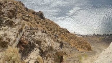 Sarp uçurum, dikilen adam altındaki yağdırdığı deniz sahne üstten bakarak