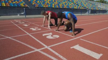 İki çok ırklı sporcular başlatmak almak ve çalıştırdıktan sonra komut, maraton