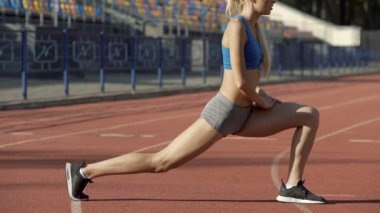 Kadın atlet Stadı'nda, jimnastik yapıyor kasları rekabet için hazırlanıyor