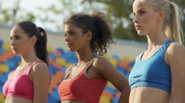 Kendine güvenen sportswomen birbirlerine spor takımı güçlü rakip görmek