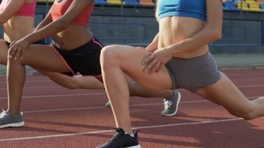 Lunges çalıştırmadan önce limbering yapıyor atletik kızlar Maratonu, spor ruhu