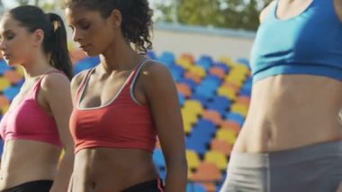 Güzel bayanlar Stadyumu'nda, rekabet ruhu fiziksel egzersizleri yapıyor