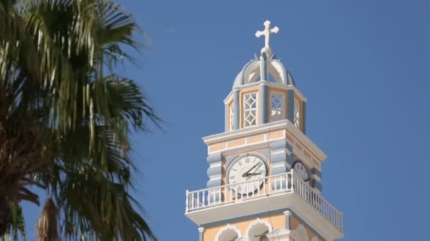 Башня церковных часов на фоне голубого неба в Фире на Санторини, туризм и религия — стоковое видео