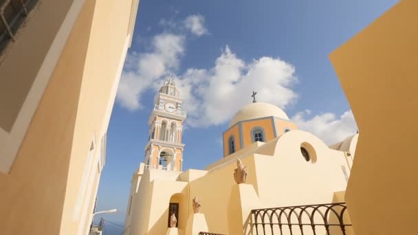 Hermosa iglesia con campanario reloj en el pueblo de Fira en Santorini, el turismo — Vídeo de stock