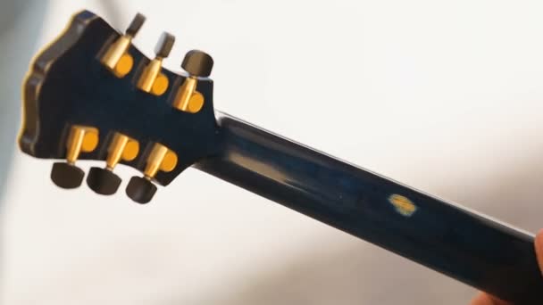 Homme jouant de la musique à la guitare sur la place de la ville, divertissement de rue, gros plan 