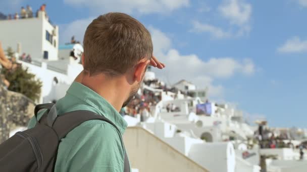 Mannelijke bezit hand tegen zon en rondkijken, verplaatsen van zijn hand tijdens het dansen — Stockvideo