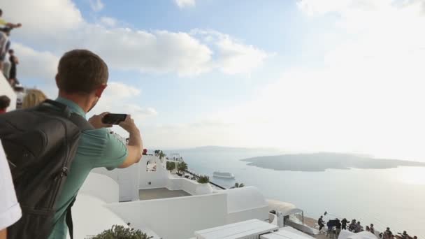 Backpacker face video de performanță stradală pe Santorini, atracție populară — Videoclip de stoc