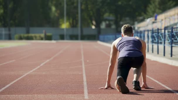 Atleta di sesso maschile che inizia a correre, allenando il suo corpo e la resistenza, stile di vita attivo — Video Stock