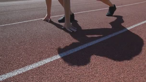 Atlet üzerinden çalışan başlangıç crouch, ilk olarak, rekabet olmak arzusu — Stok video