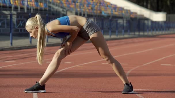 Menina magra aquecendo os músculos antes de correr, treinamento em playground, esportes — Vídeo de Stock