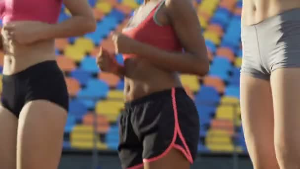 Çok ırklı bayanlar atlama ve çömelme, spor müsabakasını için hazırlık — Stok video