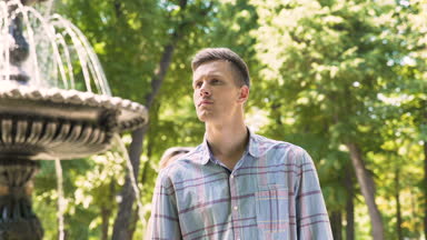 Yakışıklı delikanlı kız, Çeşme duran için sabırsızlıkla bekliyorum