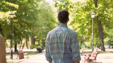 Sevgi dolu çift yavaşça kucaklayan, uzun zamandır beklenen tarihi park, zevk ilk aşk