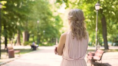 Onun erkek arkadaşı ihale duyguları dört gözle heyecanlı kıvırcık saçlı güzellik