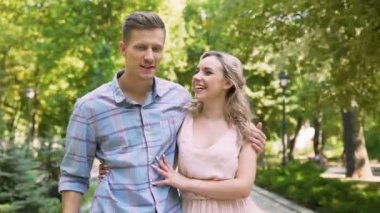 Yakışıklı adam heyecanla onun kız arkadaşı, büyüleyici hikaye tarihi